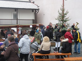 Farmářské trhy - pohled na kapelu